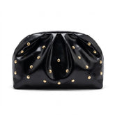 Pochette plissée en cuir noir Honorine à clous dorés, vue de face sur fond blanc