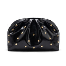 Pochette plissée en cuir noir Honorine à clous dorés, vue de face sur fond blanc