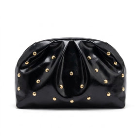 Pochette plissée en cuir noir Honorine à clous dorés, vue de face sur fond blanc