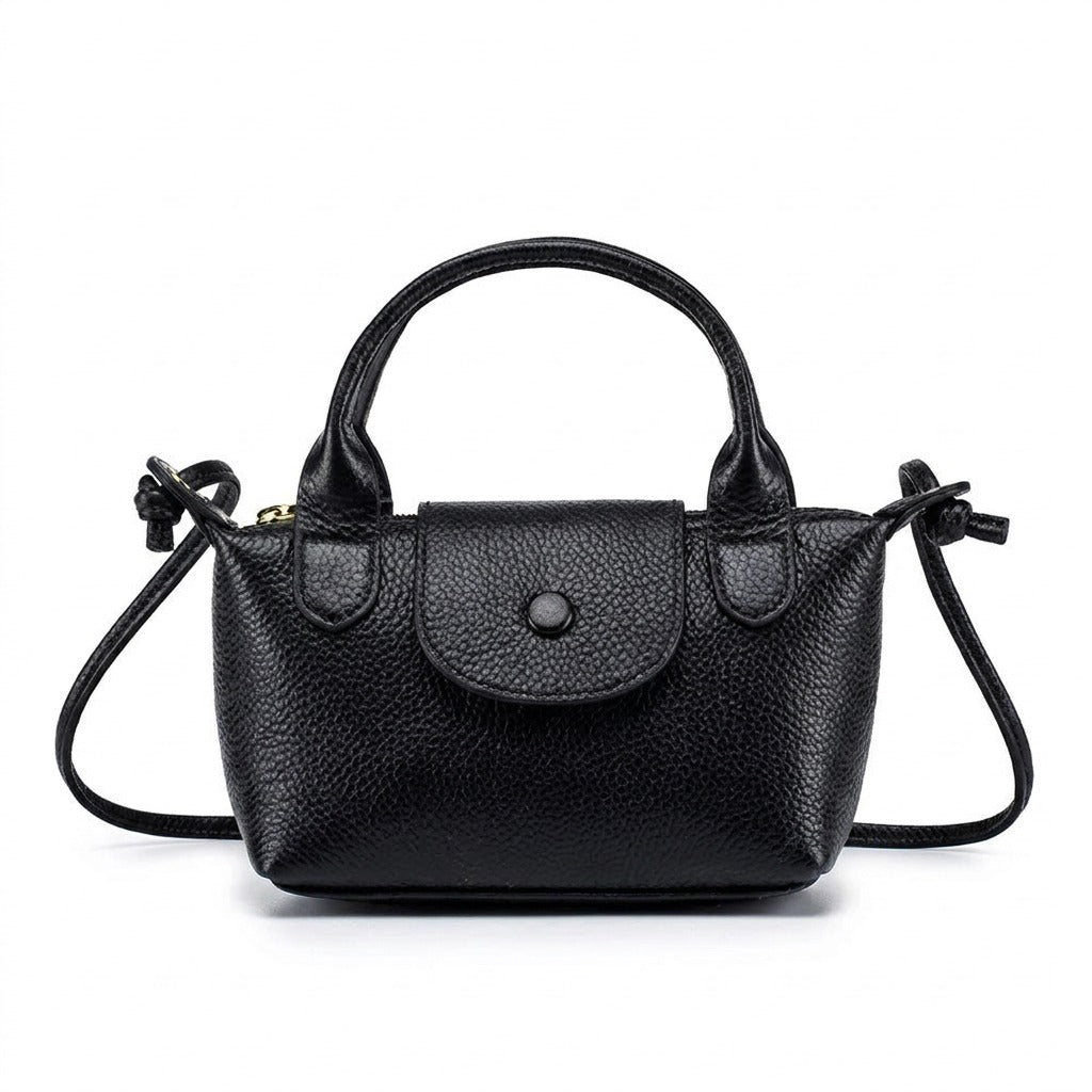 Petit sac à main en cuir noir Noémie à rabat arrondi, vue de face sur fond blanc