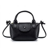 Petit sac à main en cuir noir Noémie à rabat arrondi, vue de face sur fond blanc