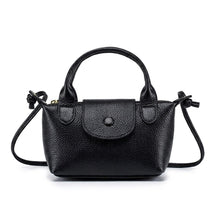 Petit sac à main en cuir noir Noémie à rabat arrondi, vue de face sur fond blanc