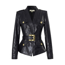 Veste cintrée en cuir noir Adèle pour femme avec ceinture à boucle dorée, vue de face sur fond blanc