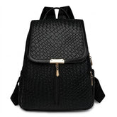 Sac à dos en cuir tressé noir Eulalie avec fermoir doré, vue de face sur fond blanc