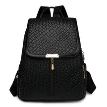 Sac à dos en cuir tressé noir Eulalie avec fermoir doré, vue de face sur fond blanc