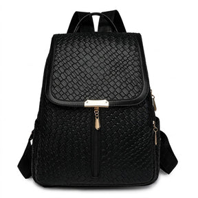 Sac à dos en cuir tressé noir Eulalie avec fermoir doré, vue de face sur fond blanc