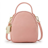 Mini sac à dos en cuir rose Philippine à trois fermetures dorées, vue de face sur fond blanc