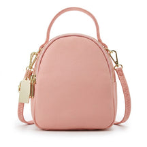 Mini sac à dos en cuir rose Philippine à trois fermetures dorées, vue de face sur fond blanc