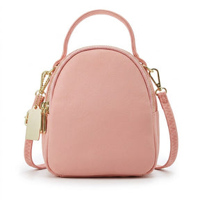Mini sac à dos en cuir rose Philippine à trois fermetures dorées, vue de face sur fond blanc