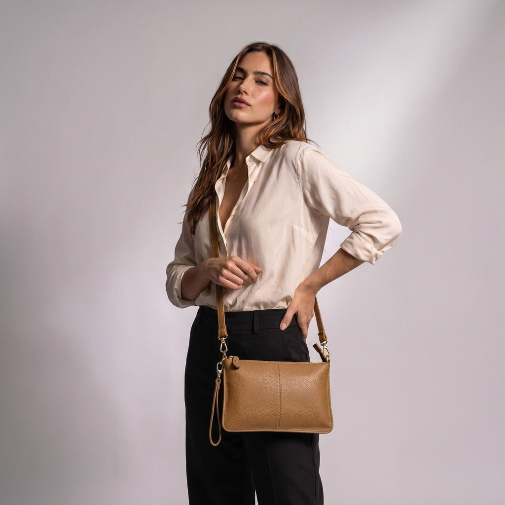Femme portant la pochette Suzanne camel en bandoulière