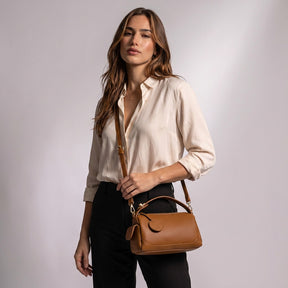 Femme portant le sac bowling Lucille cognac en bandoulière