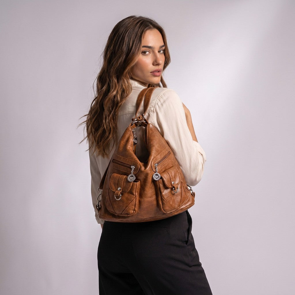Femme portant le sac Nine cognac en sac à dos, vue de dos