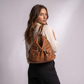 Femme portant le sac Nine cognac en sac à dos, vue de dos