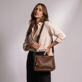 Femme portant le sac besace Clarisse marron en bandoulière croisée