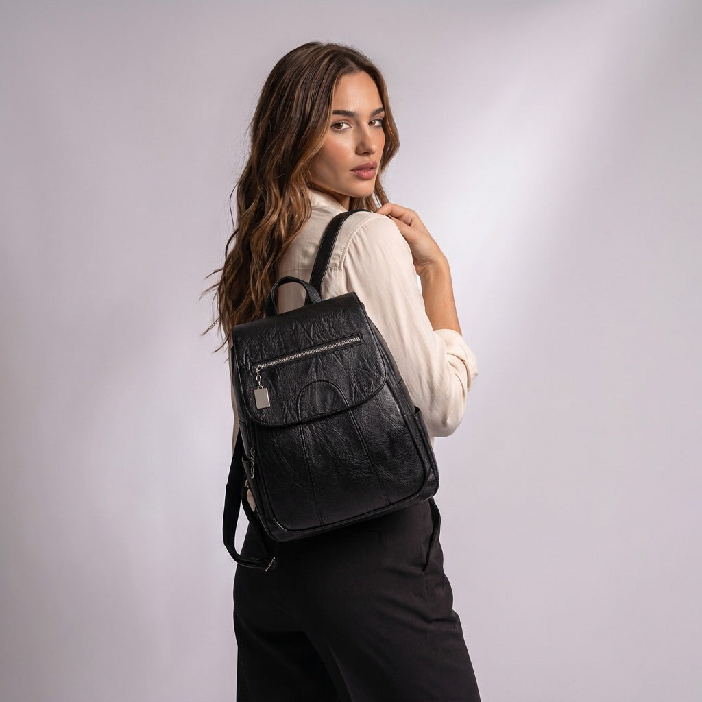 Femme portant le sac à dos Marceline noir sur le dos, vue de dos
