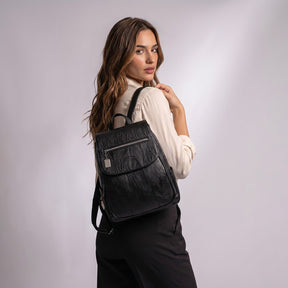 Femme portant le sac à dos Marceline noir sur le dos, vue de dos
