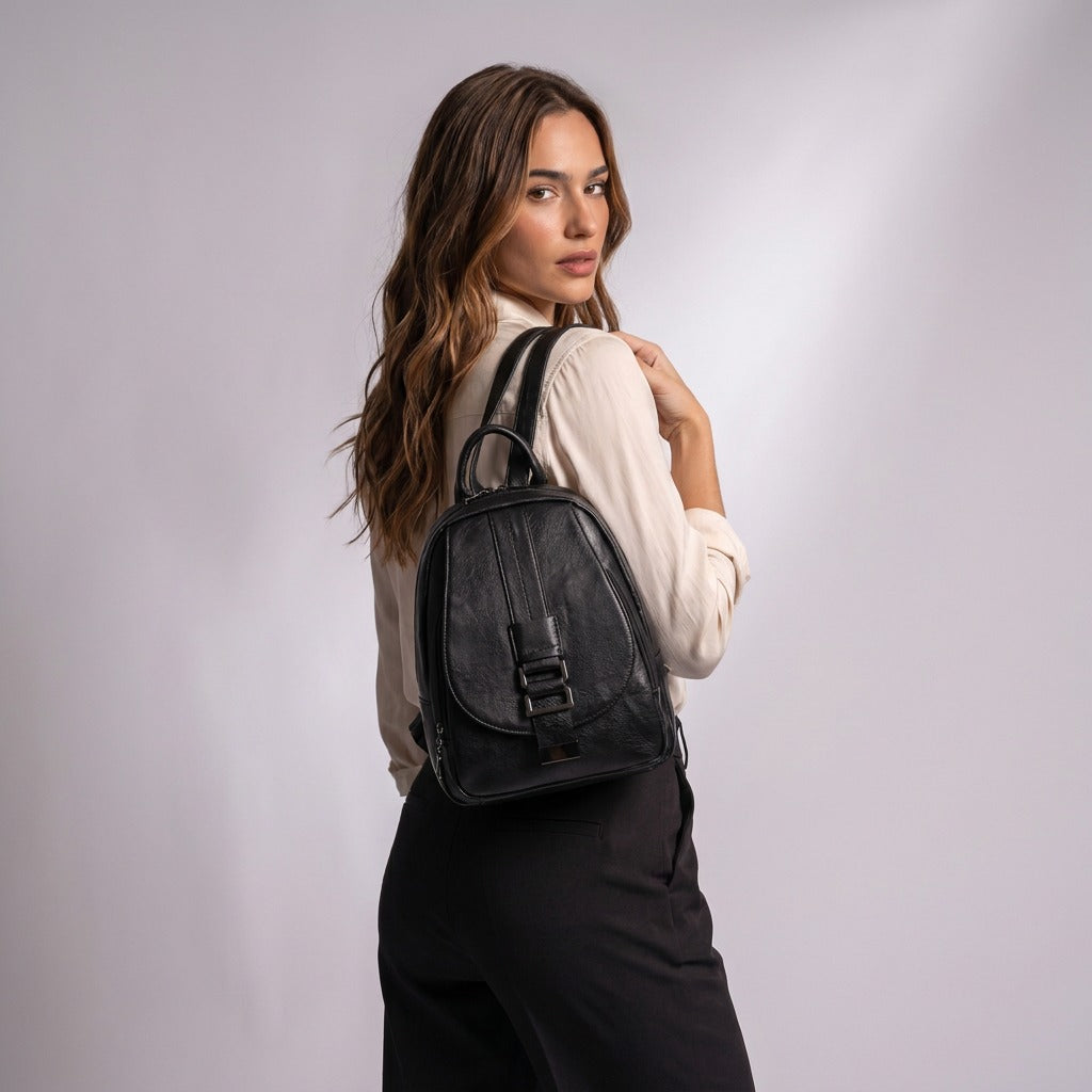 Femme portant le sac à dos Ninon noir sur le dos, vue de dos