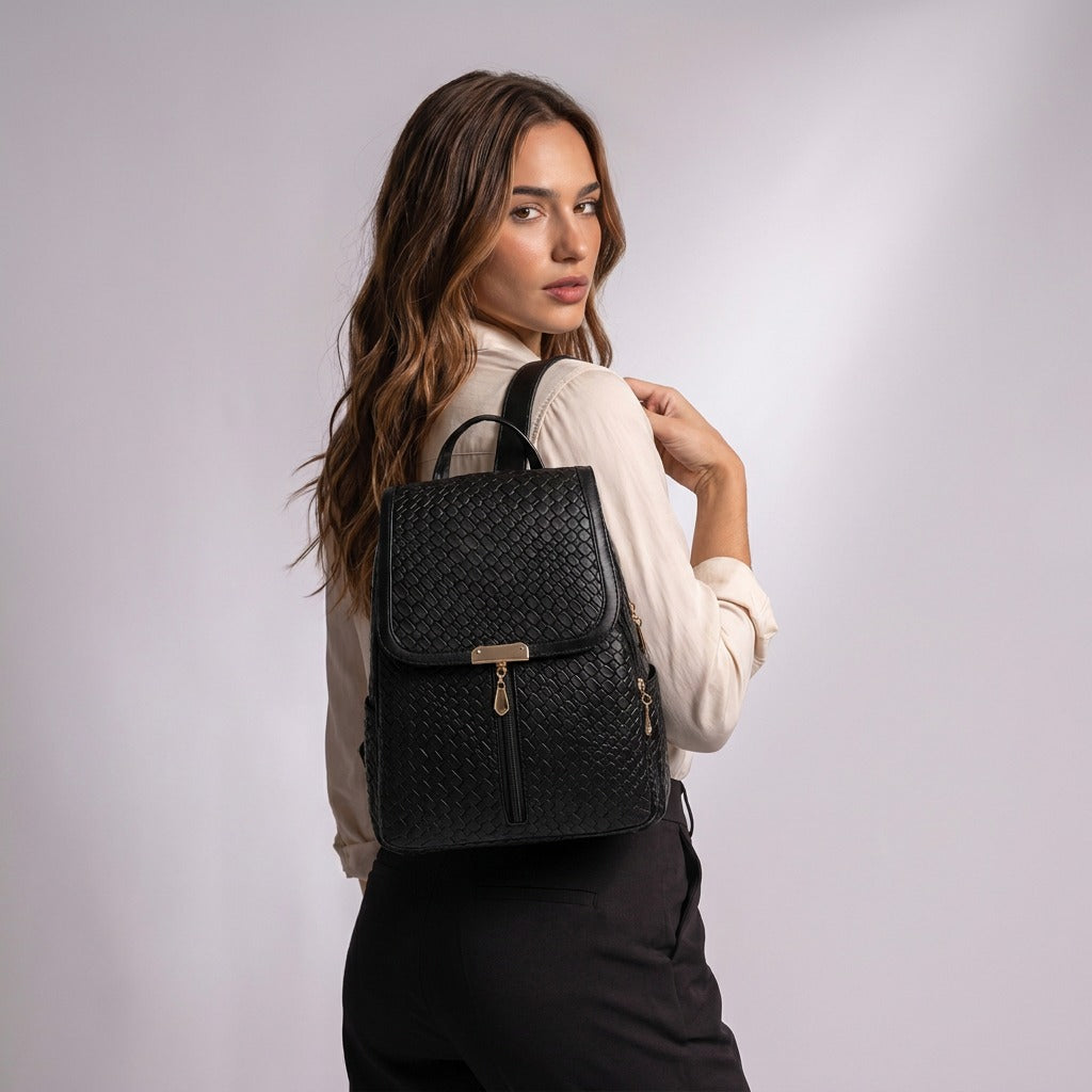 Femme portant le sac à dos Eulalie noir sur le dos, vue de dos