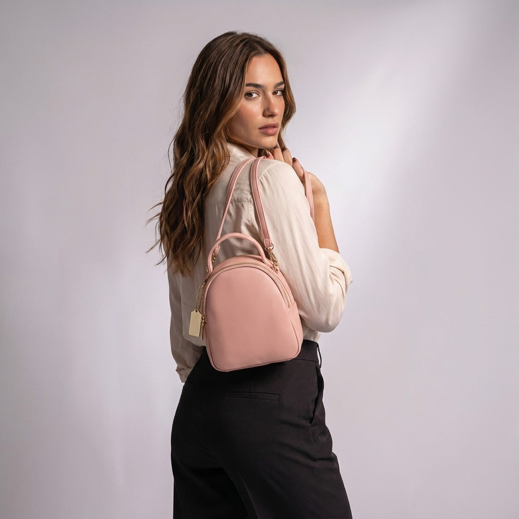 Femme portant le mini sac à dos Philippine rose sur le dos