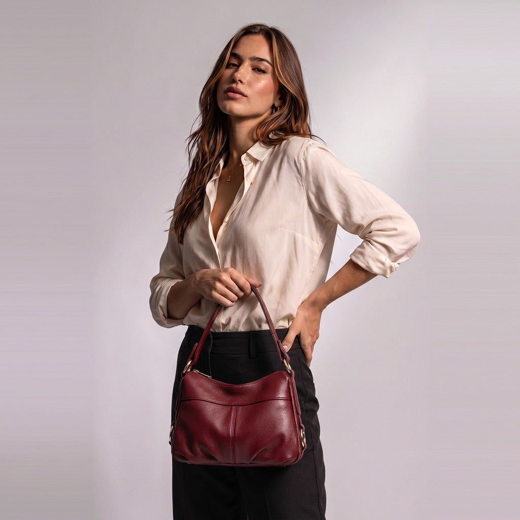 Femme tenant le sac à main souple Joséphine rouge par son anse plate
