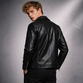 Homme de dos portant le blouson Firmin noir, regard par-dessus l'épaule