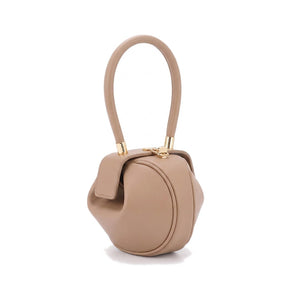 Sac boule en cuir beige Faustine, vue de face sur fond blanc