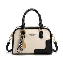 Mini sac bowling en cuir blanc cassé et noir Iris, vue de face sur fond blanc