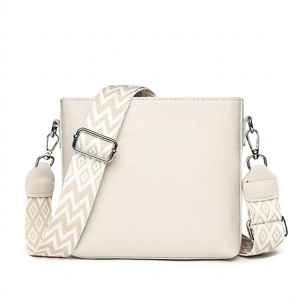 Petit sac bandoulière en cuir blanc cassé Romane, vue de face sur fond blanc