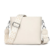 Petit sac bandoulière en cuir blanc cassé Romane, vue de face sur fond blanc