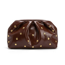 Pochette plissée en cuir chocolat Honorine, vue de face sur fond blanc