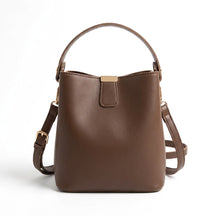 Sac seau en cuir chocolat Sidonie, vue de face sur fond blanc