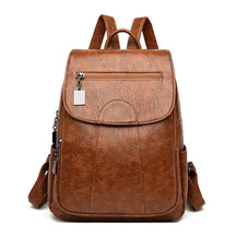 Sac à dos en cuir cognac Marceline, vue de face sur fond blanc