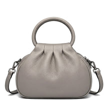 Sac à main plissé en cuir gris Apolline, vue de face sur fond blanc