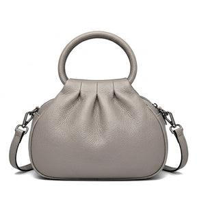 Sac à main plissé en cuir gris Apolline, vue de face sur fond blanc