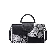 Sac à main Ombeline noir et blanc imprimé python, vue de face sur fond blanc
