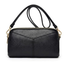 Sac bandoulière en cuir noir Mathilde à double zip doré, vue de face sur fond blanc