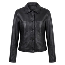 Veste courte en cuir noir Léontine à col chemise, vue de face sur fond blanc