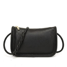 Sac porté épaule en cuir noir Capucine, vue de face sur fond blanc