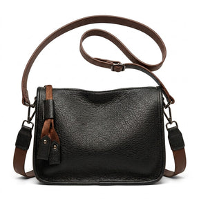 Sac besace en cuir noir Clarisse, vue de face sur fond blanc
