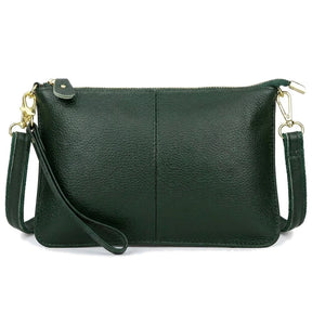 Pochette en cuir grainé vert Suzanne, vue de face sur fond blanc