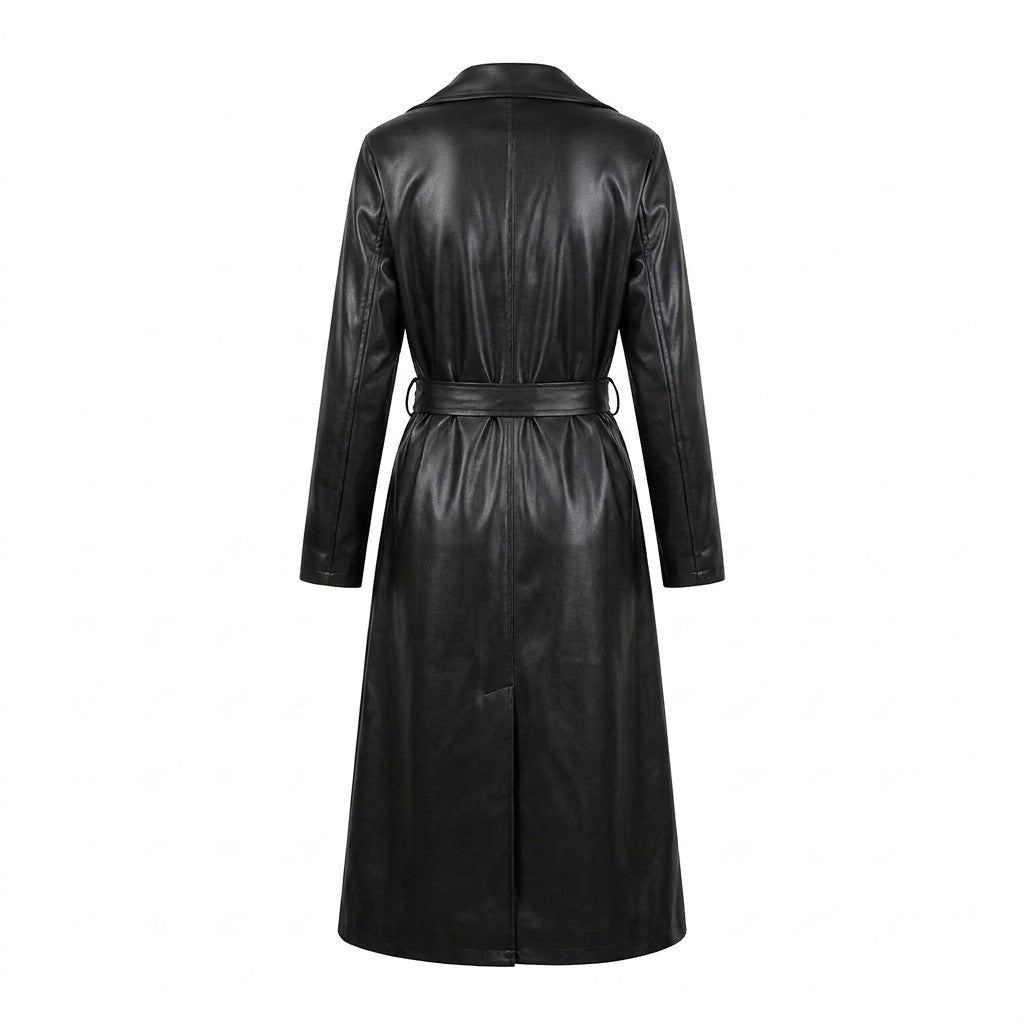 Dos du trench en cuir noir Cassandre avec ceinture passée dans les passants, sur fond blanc