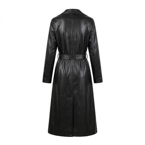 Dos du trench en cuir noir Cassandre avec ceinture passée dans les passants, sur fond blanc
