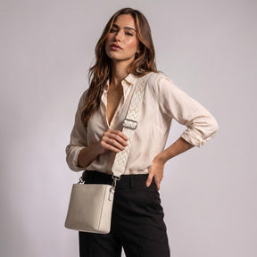 Femme portant le sac Romane blanc cassé en bandoulière croisée