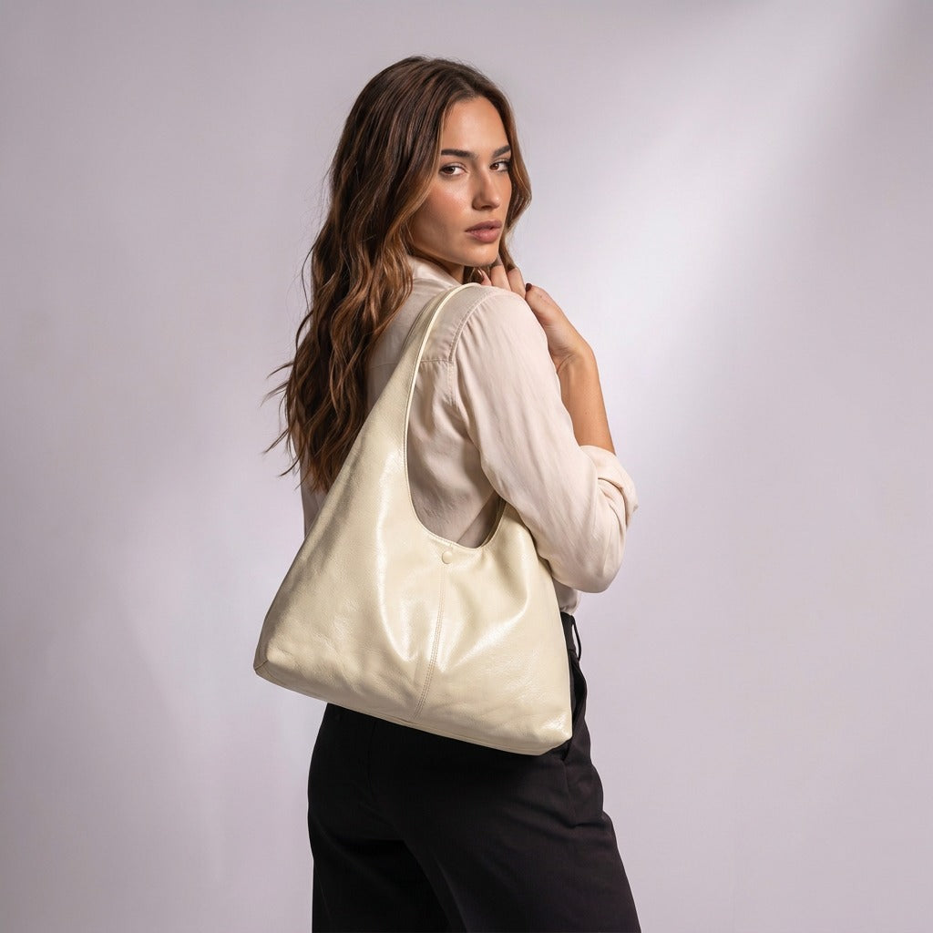 Sac hobo Jeanne blanc cassé porté à l'épaule, vue de dos