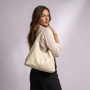Sac hobo Jeanne blanc cassé porté à l'épaule, vue de dos