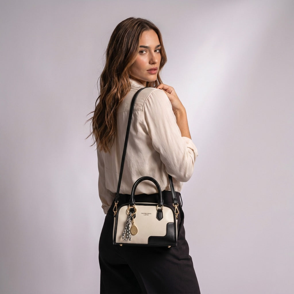 Mini sac bowling Iris blanc cassé et noir porté à l'épaule, vue de dos