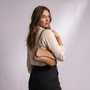 Sac baguette Romy camel porté à l'épaule, vue de dos