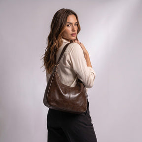 Sac hobo Colombe chocolat porté à l'épaule, vue de dos