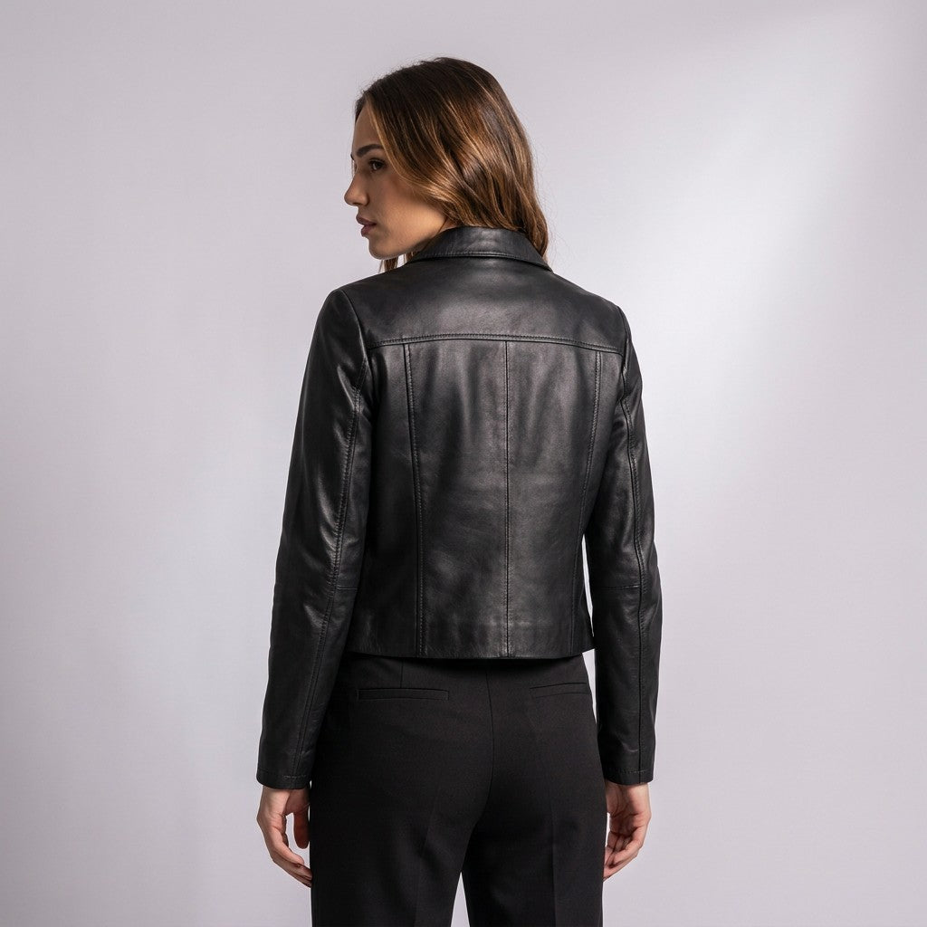 Femme portant la veste Léontine noire, vue de dos avec empiècement