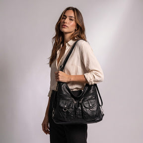 Femme portant le sac Nine noir à l'épaule en sac hobo